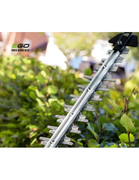 Cortasetos a batería EGO HT2410E para podas ocasionales del jardín Cortasetos a batería EGO HT2410E para podas ocasionales del jardín